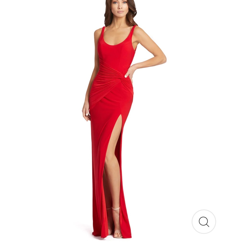 MAC DUGGAL SZ 6 RED SLEEVELESS SCOOP NECK GOWN. NWT. DRESS
